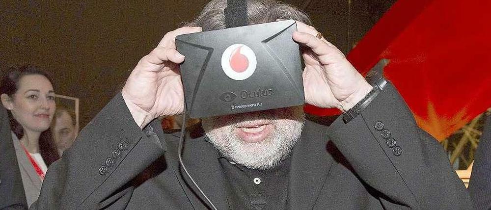 Steve Wozniak, Mitbegründer von Apple, probiert auf der Cebit 2014 die Datenbrille Rift von Oculus VR aus.