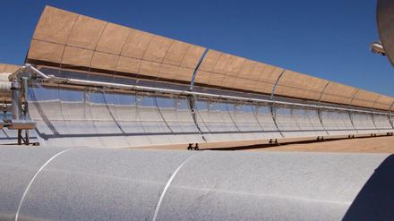Riesige Parabol-Spiegel fangen in der Anlage die Sonnenenergie ein. 