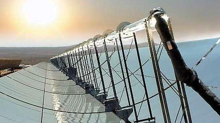 Das Wüstenstromprojekt Desertec: Parabolspiegel mit in der Mitte platzierten Solarreceivern eines solarthermischen Parabolrinnenkraftwerks in der Nähe von Las Vegas.