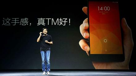 Xiaomi-Firmengründer Lei Jun hat in Peking sein neues Smartphone Mi4 vorgestellt. 