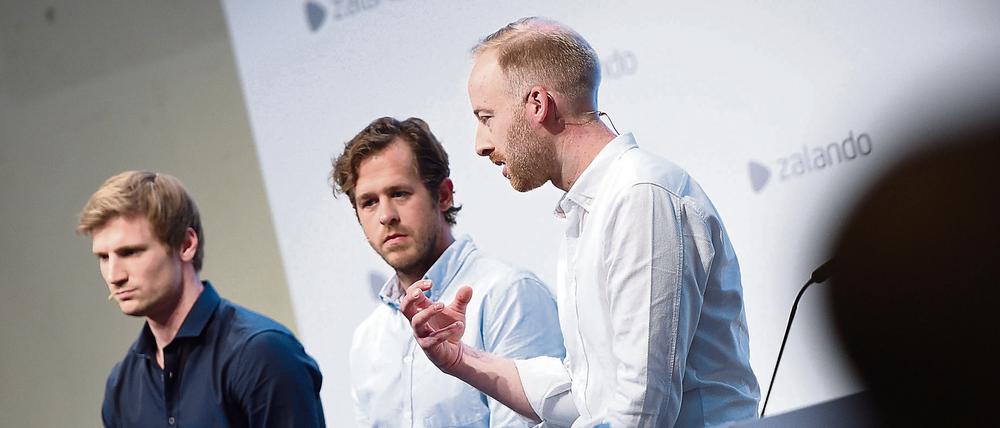Die Vorstandsmitglieder von Zalando, David Schneider, Robert Gentz und Rubin Ritter (v.l..n.r.) bei der Hauptversammlung des Online-Versandhändlers in Berlin.