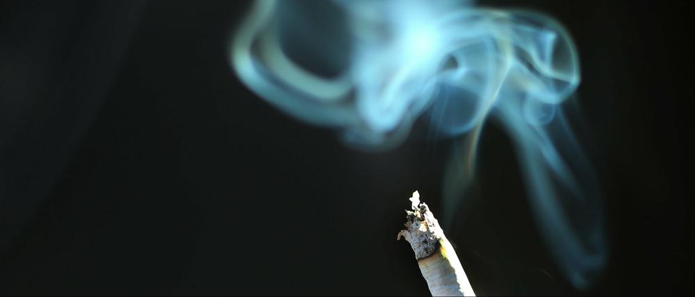 Deutsche greifen wieder häufiger zur Zigarette.