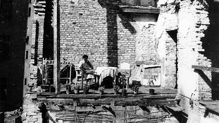 Berlin 1945, eine Frau sitzt in ihrer zerstörten Wohnung vor aufgereihten Blumentöpfen in der Sonne. Die Ausstellung "Die Stunde Null - ÜberLeben 1945" des Museums Europäischer Kulturen in Berlin-Dahlem zeigte vor einigen Jahren den beschwerlichen Wiederbeginn für die Zivilbevölkerung nach dem Kriegsende. 