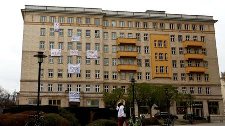Mieter protestieren mit Plakaten gegen den geplanten Verkauf Ihrer Wohnungen in der Karl-Marx-Allee. 