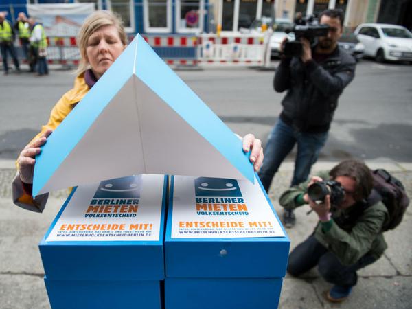 Jelka Plate von der Initiative "Berliner Mietenvolksentscheid" stapelte im Juni Kisten mit Unterschriftenseiten für den Mietenvolksentscheid. Inzwischen ist die Befragung abgeblasen, ein Kompromiss zwischen der Initiative und dem Senat geschlossen. 