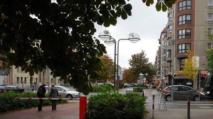 Die Flucht der Wilhelmstraße versetzten Planer zu DDR-Zeiten 22 Meter nach hinten. Auf der westlichen Seite wurden Bäume gepflanzt. 