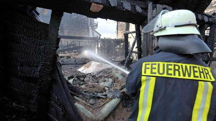 Ein verheerendes Feuer. 2011 zündeten Brandstifter in Delmenhorst ein Häuschen für Müllcontainer an, die Flammen griffen dann auf eine gedämmte Hausfassade über.