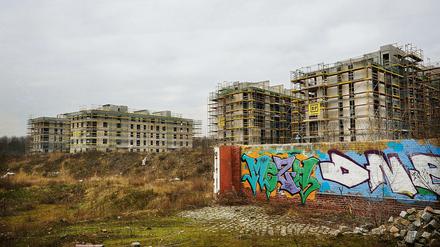Auf der Baustelle des Möckernkiez' dominiert Betongrau. Nur die Graffiti an der einstigen Umfriedungsmauer bringen etwas Farbe ins Bild.