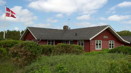 Die dänische Flagge weht an einem Ferienhaus in Henne Strand, einem Ferienort an der dänischen Westküste, nördlich von Esbjerg. 