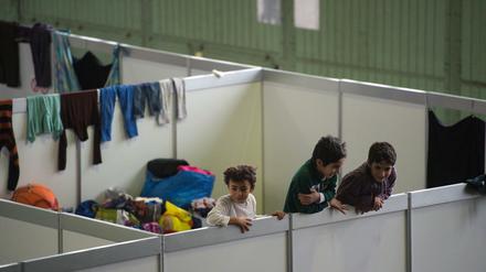 Kinder in einem Hangar im ehemaligen Flughafen Tempelhof sind an den Stellwänden der Familienunterkünfte hochgeklettert. 