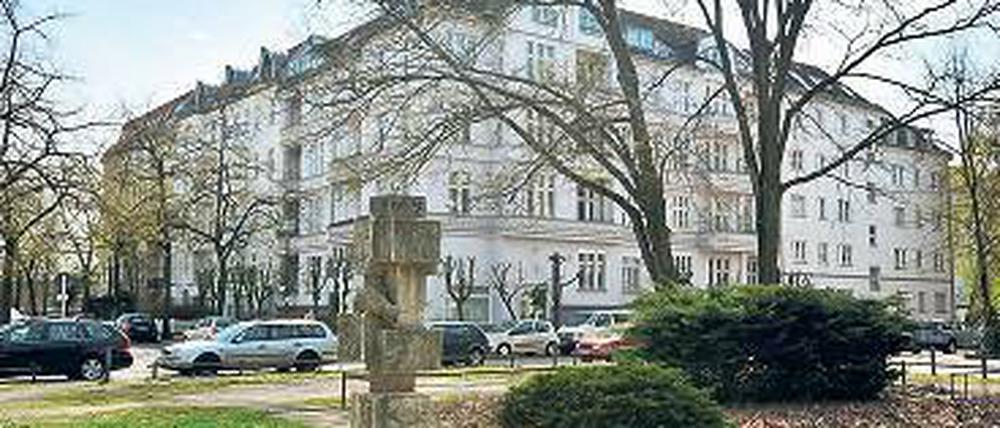Ein Gründerzeithaus, in dem Wohnungen zum Verkauf stehen, steht in der Harzgeroder Straße. 
