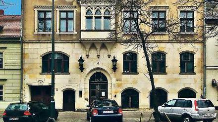 Zuletzt machte hier die Polizei Station. Das 1897/99 errichtete Rathausgebäude wurde im spätgotischen bzw. Renaissancestil gebaut.