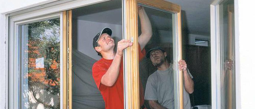 Wann lohnt sich die Sanierung? Neue Fenster und die richtige Dämmung verhindern Feuchtigkeitsprobleme und beugen Schimmel vor. Außerdem spart man Energiekosten.