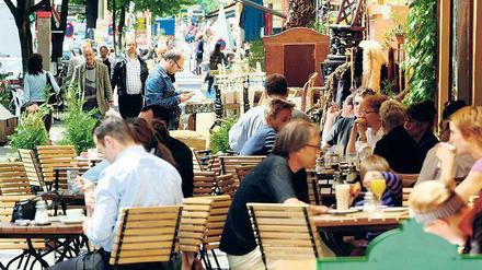 Auch schön grün. Blick in die Bergmannstraße in Berlin-Kreuzberg, wo ein entspannter Cafébesuch oder der allfällige Einkaufsbummel durch die unterschiedlichsten Geschäfte möglich ist. 