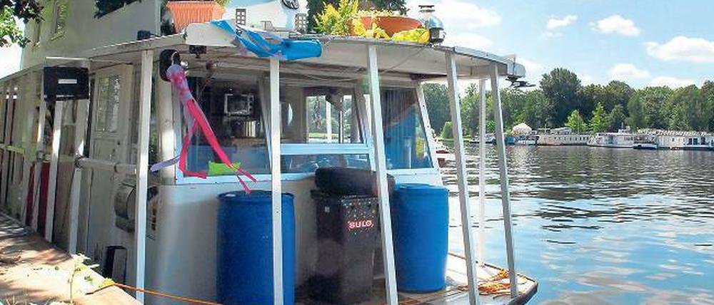 „Revolutionäre Lebensräume auf dem Wasser“. Bei Booten unter 15 Metern muss mit monatlichen Liegekosten in Höhe von 100 bis 500 Euro gerechnet werden.