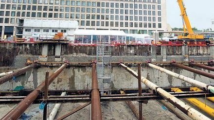 Die 16 Meter tiefe Baugrube am zukünftigen Standort des Hochhausprojektes „Upper West“ am Breitscheidplatz, aufgenommen Ende Juni 2014. Mitte 2016 soll das 250 Millionen Euro teure Projekt fertig sein.