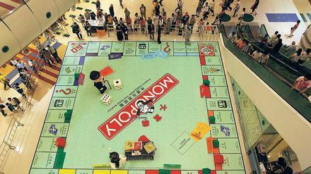 „Monopoly...die an der Schloßallee verlangen viel zu viel“. Die Klaus-Lage-Band hat das Spiel in einem Song verarbeitet. In Hongkong wurde bei einer Präsentation vor einigen Jahren ein gigantisches Spielbrett nachgebaut. 