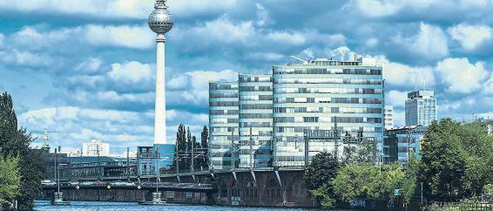 Ganz oben dabei. Berlin zählt neben Hamburg, München, Stuttgart, Düsseldorf, Köln und Frankfurt zu den bevorzugten Städten für Gewerbeimmobilien-Käufer. Die Büromieten halten mit den steigenden Immobilienpreisen allerdings nicht mit. 