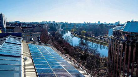 Unten schlängelt sich die Spree, oben glänzen Solarpaneele in der Sonne. Der GSG-Hof in der Reuchlinstraße ist einer von 28, die mit Photovoltaik auf dem Dach ausgestattet wurden. 