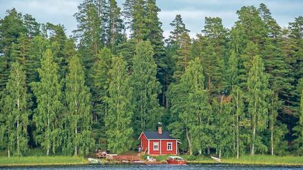 Ein typisches finnisches Ferienhäuschen steht am Walde – inmitten einer einsamen Seenlandschaft. Wer sich so etwas anschaffen möchte, beherzigt diese Regel: Eine Ferienimmobilie sollte sich mit 120 vermieteten Tagen im Jahr selbst tragen. 