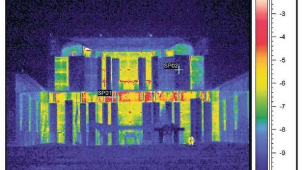Alles im grünen Bereich? Eine Thermografiekamera zeigt das Wärmeprofil des Bundeskanzleramtes in Berlin. 
