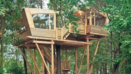 Ort zum Träumen. Mit den Bretterbuden aus Kindheitstagen haben professionell gefertigte Baumhäuser wenig zu tun. 