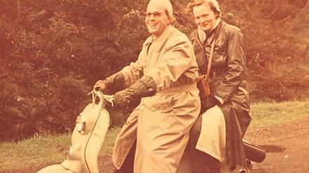Glück der frühen 50er. Max und Elsbeth auf ihrer „Lambretta“, auf der leider kein Platz für die drei Kinder war. 