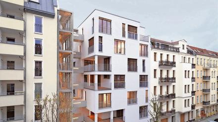 Das Haus e3, ein Siebengeschosser aus Holz, wurde vom Büro Kaden Klingbeil (heute Kaden + Lager) auf einem Grundstück in der Berliner Esmarchstraße realisiert. Es handelt sich um die erste so hohe Holzkonstruktion in einem großstädtischen Zentrumsbereich Europas.