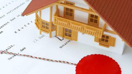 Vor Vertragsabschluss sollten sich Immobilienkäufer von einem Notar über jede Klausel und ihre Folgen aufklären lassen.