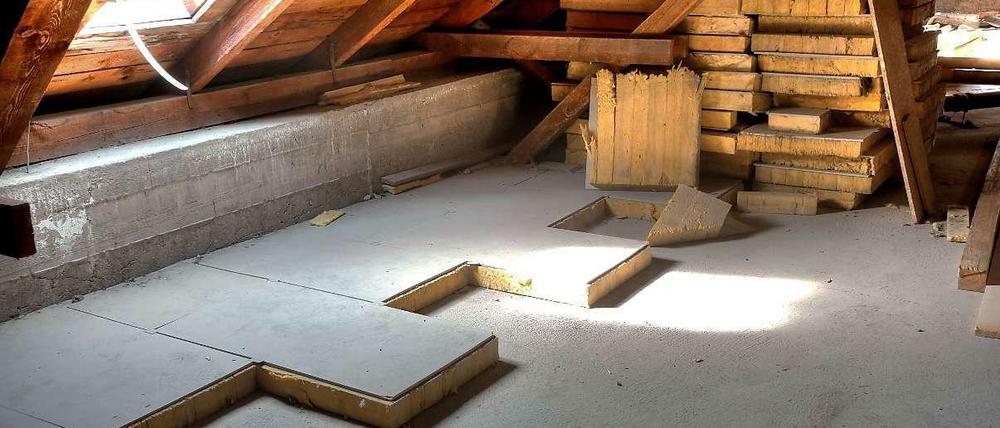 Bei Altbauten ohne gedämmtes Dach müssen Hauseigentümer bis Ende 2015 eine Dämmung für die oberste Geschossdecke anbringen.