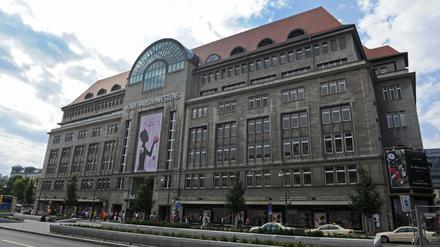 Das Kaufhaus des Westens (KaDeWe) steht an der meistbesuchten Einkaufsmeile Berlins, der Tauentzienstraße am Wittenbergplatz. 