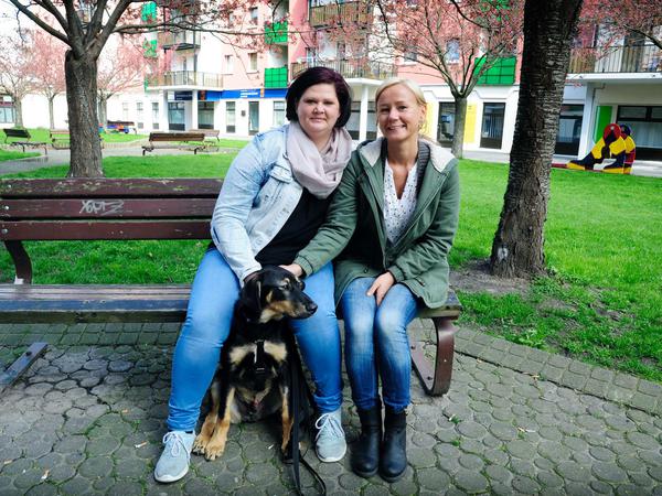 Gute Nachbarschaft: Nina Linde (rechts) vom Hunderettungsverein mit Frau Coban und Jack auf der Hellersdorfer Promenade.