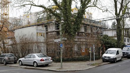 Steigende Grundstückspreise führen zum Bau von Mehrfamilienhäusern. Wie etwa an der Wangenheimstraße Nr. 20, Ecke Caspar-Theyß-Straße. Ehemals wohnte hier der weltberühmte Kameramann Michael Ballhaus. 