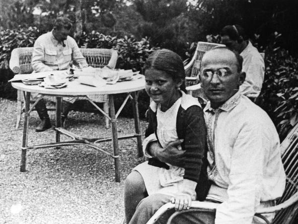 Massenmörder privat: Stalin (links) auf seiner Datsche mit Geheimdienstchef Berija (vorn). Auf seinem Schoß Stalins Tochter Swetlana. Das Foto entstand 1935 während der Zeit des Großen Terrors.
