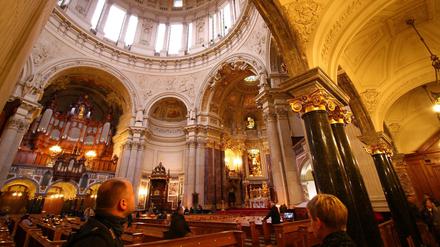 Touristen aus aller Welt bestaunen die prunkvollen Innenräume im Berliner Dom. Nur rund 30 Prozent der Gebäude der Evangelischen Kirche sind klassische Gotteshäuser.