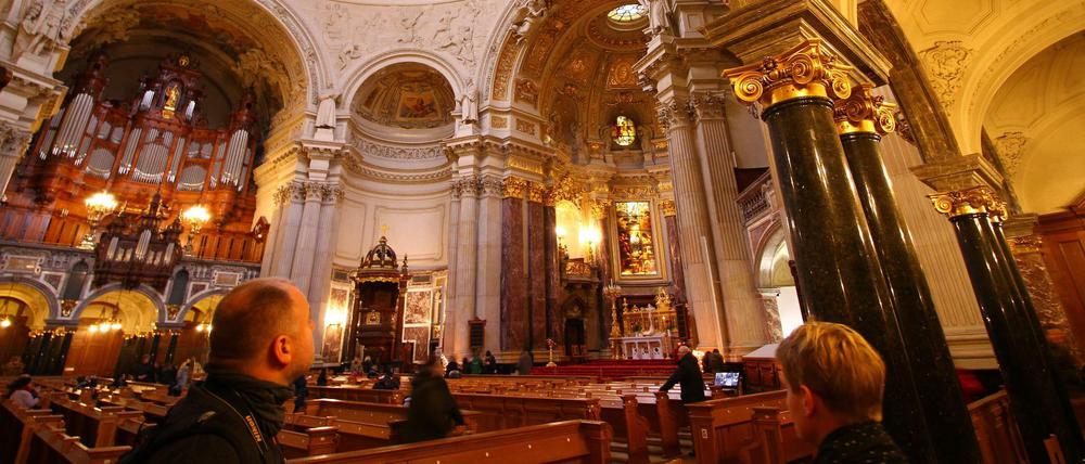 Touristen aus aller Welt bestaunen die prunkvollen Innenräume im Berliner Dom. Nur rund 30 Prozent der Gebäude der Evangelischen Kirche sind klassische Gotteshäuser.