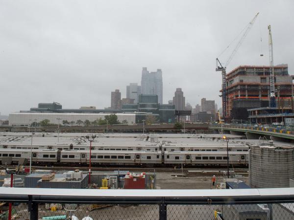 Ein Blick auf den Rangierbahnhof. Rechts im Bild wächst die Abdeckung, auf der die Gebäude der Hudson Yards stehen.