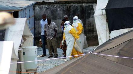 Geschützt. Wer Ebola-Patienten pflegt, muss strenge Hygieneregeln beachten.