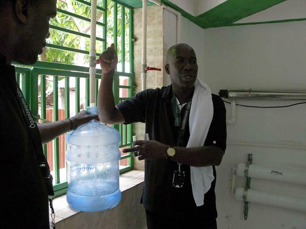 Sauberes Trinkwassser ist besonders wichtig, damit die Menschen gesund bleiben. Zur Gesundheitsstation gehört deshalb auch eine Anlage, wo die Leute Wasser kaufen können.