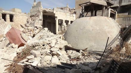 Ein kriegszerstörtes historisches in der Altstadt von Aleppo.