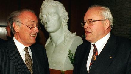 Eberhard Lämmert unterhält sich mit dem ehemaligen Bundespräsidenten Roman Herzog. 