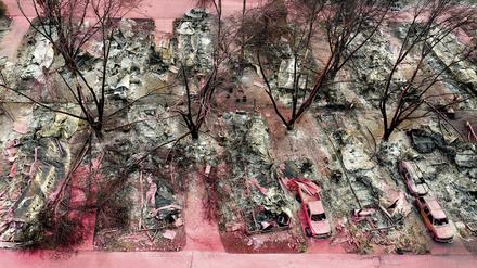 Feuerhemmendes Mittel färbt eine abgebrannten Wohngegend, die von dem Almeda-Feuer heimgesucht wurde, im US-Bundesstaat Oregon. (Luftaufnahme mit einer Drohne)