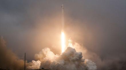 Da war noch alles gut. Eine "Falcon-9"-Rakete der Firma SpaceX hebt am Sonntag von der Vandenberg Air Force Base ab, um einen Nasa-Satelliten ins All zu bringen. Anschließend sollte die Rakete wieder auf der Erde landen. Das missglückte. 