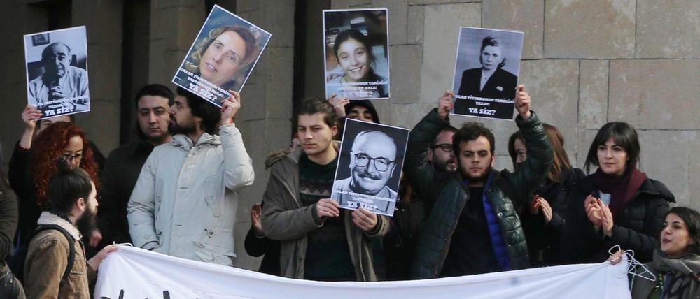 In Ankara protestierten Studierende und Lehrende im Februar 2017 gegen die Entlassung und Verfolgung von Professorinnen und Professoren.