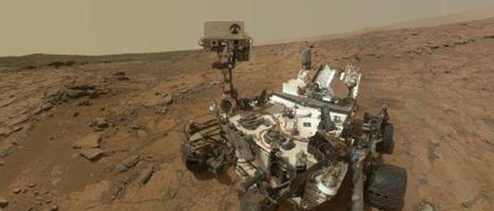 Selbstporträt. Das Foto wurde zusammengesetzt aus Dutzenden Aufnahmen, die der Marsrover "Curiosity" von sich und seiner Umgebung gemacht hat. Seit August 2012 erkundet er den Gale-Krater auf dem Mars. Die Mission kostet rund 2,5 Milliarden Dollar.