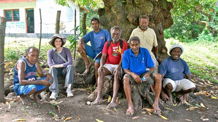 Stolze Sprecher. Gruppenbild mit Forscherin auf der Insel Ambrym.