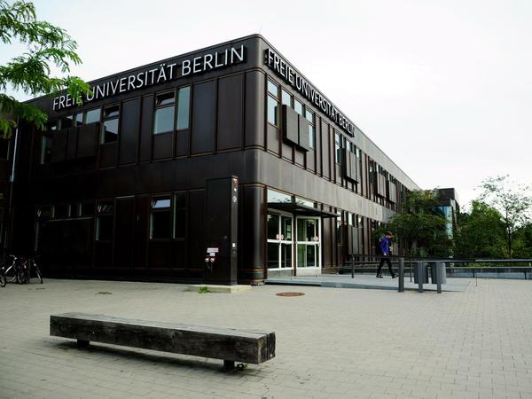 Eines der Hauptgebäude der Freien Universität, die Rostlaube, in einer Außenansicht.