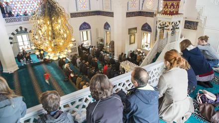 Besucher und Gläubige am Tag der offenen Moscheen in der Berliner Sehitlik-Moschee.