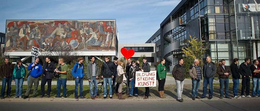 Cottbuser protestieren im vergangenen Jahr gegen die Fusion der "alten" BTU mit der FH Lausitz.