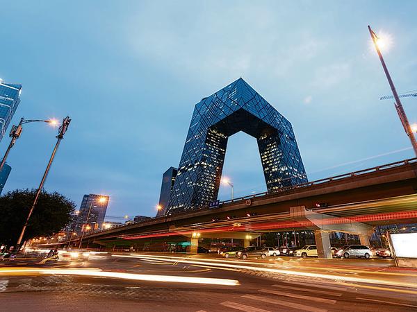 Peking: Das beeindruckende Gebäude des Fernsehsenders China Central Television (CCTV) thront über den nächtlichen Straßen.